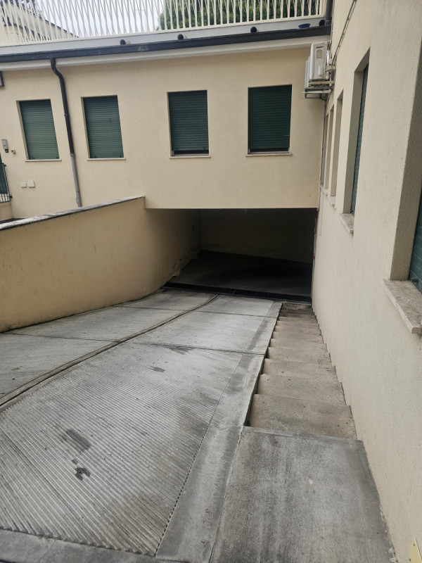 Immagine 6 di Garage in affitto  in via dante a Padova