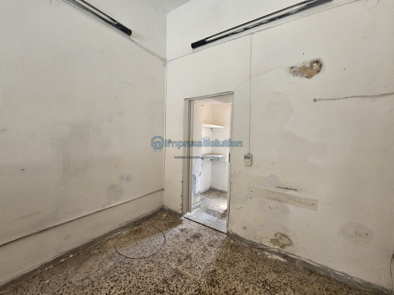 Immagine 5 di Negozio in affitto  in Via Giorgio Grassi a Napoli