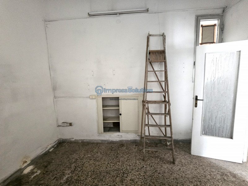 Immagine 7 di Negozio in affitto  in Via Giorgio Grassi a Napoli