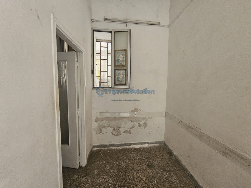 Immagine 8 di Negozio in affitto  in Via Giorgio Grassi a Napoli