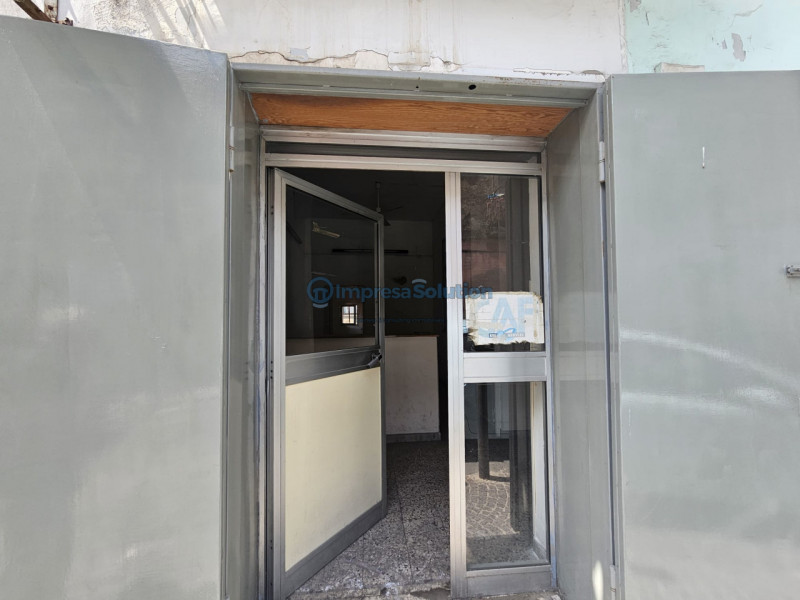 Immagine 9 di Negozio in affitto  in Via Giorgio Grassi a Napoli