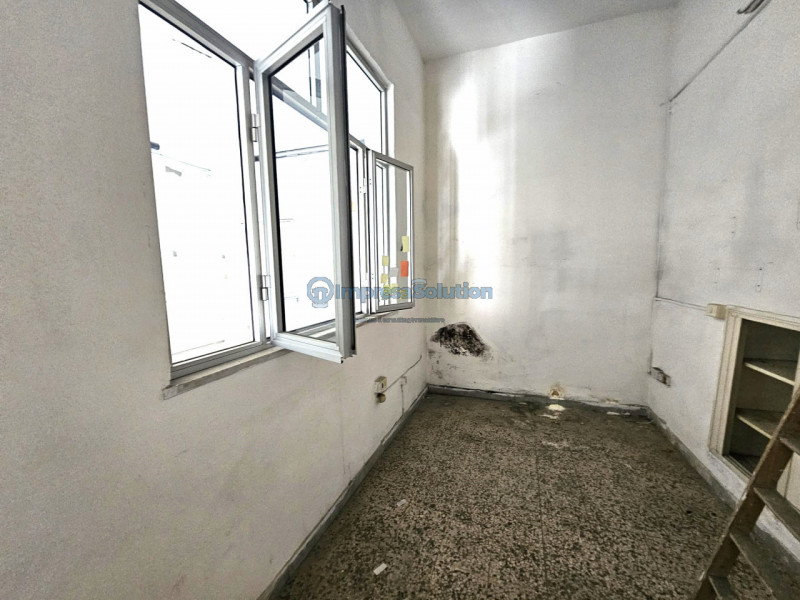 Immagine 11 di Negozio in affitto  in Via Giorgio Grassi a Napoli