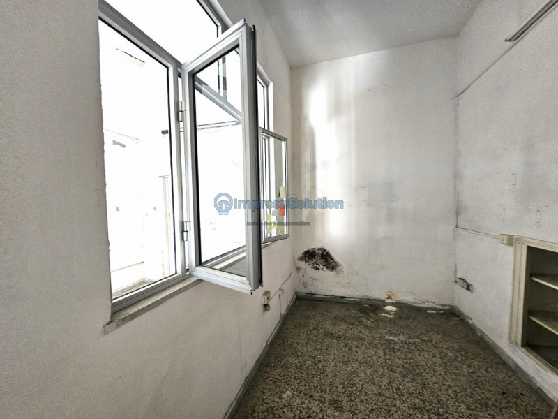 Immagine 12 di Negozio in affitto  in Via Giorgio Grassi a Napoli