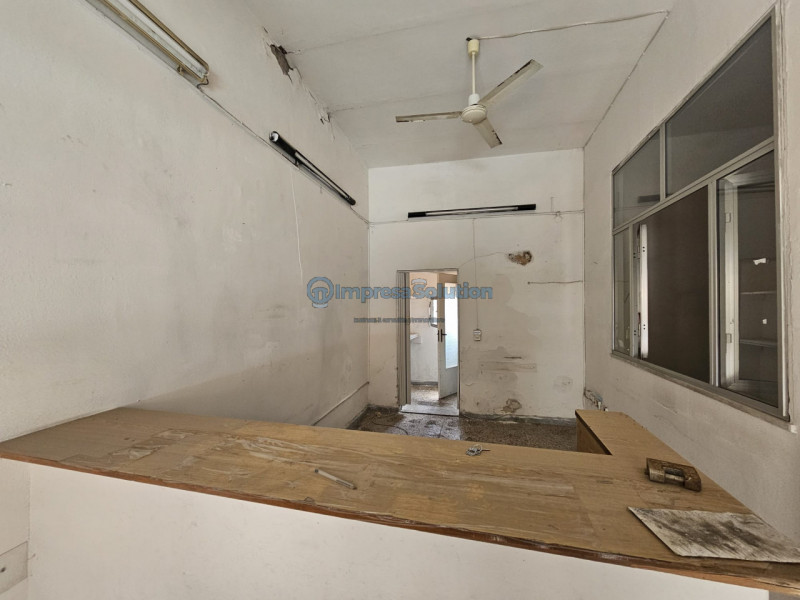 Immagine 15 di Negozio in affitto  in Via Giorgio Grassi a Napoli