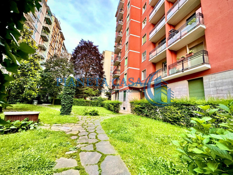 Immagine 2 di Appartamento in vendita  in Via Caracciolo 26 a Milano