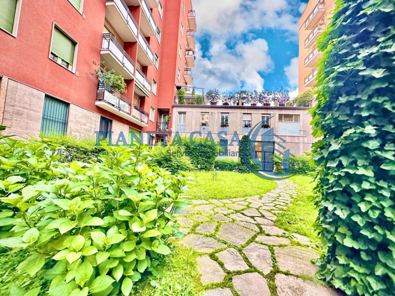 Immagine 3 di Appartamento in vendita  in Via Caracciolo 26 a Milano