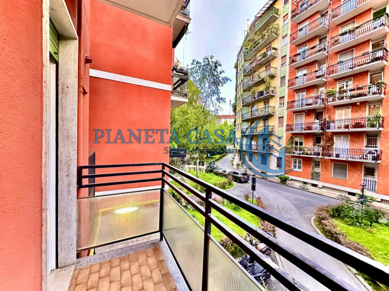 Immagine 9 di Appartamento in vendita  in Via Caracciolo 26 a Milano