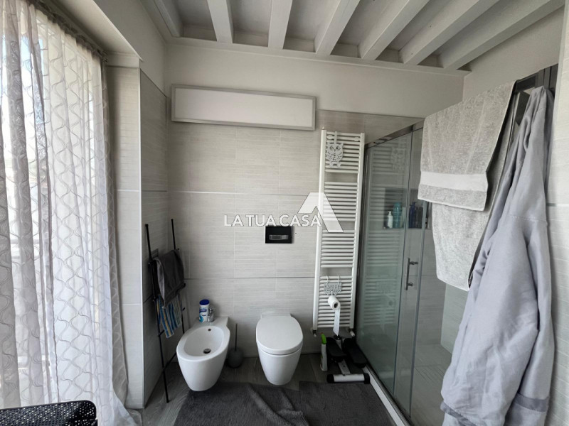 Immagine 10 di Appartamento in vendita  a Verona