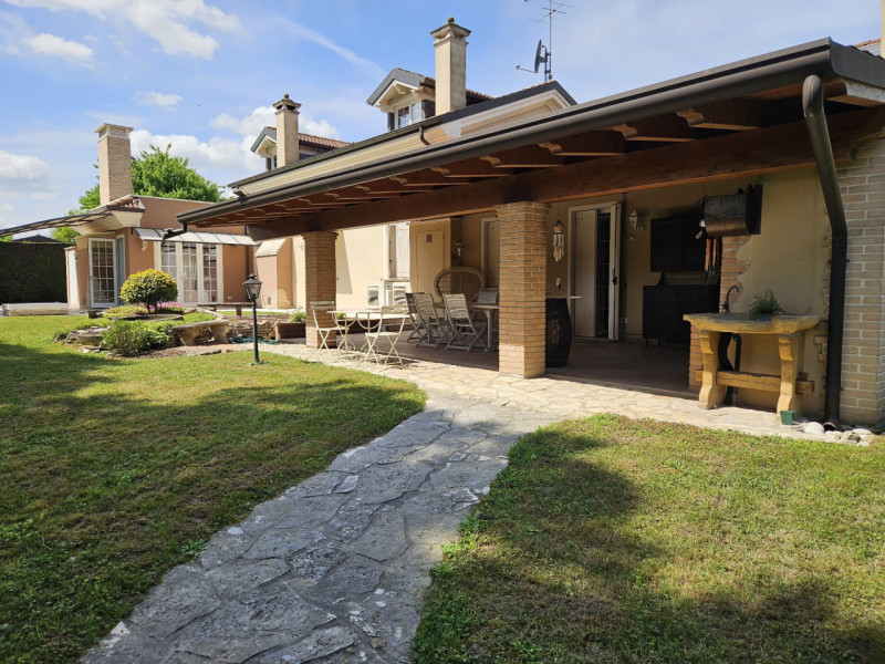 Immagine 21 di Villa in vendita  a Selvazzano Dentro