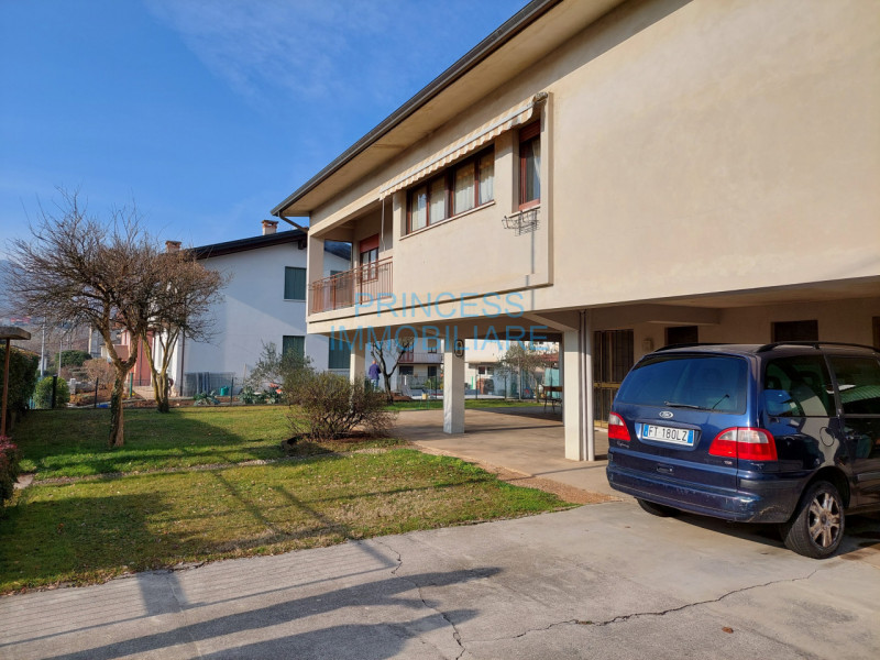 Immagine 2 di Casa indipendente in vendita  a Schio