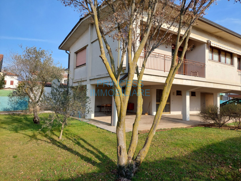 Immagine 3 di Casa indipendente in vendita  a Schio