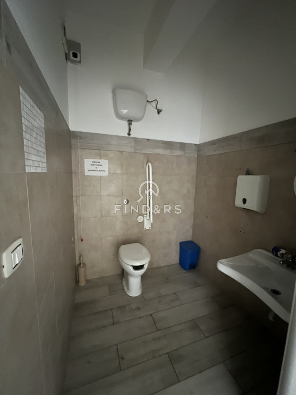 Immagine 11 di Negozio in vendita  in Strada Statale a Reggio Di Calabria