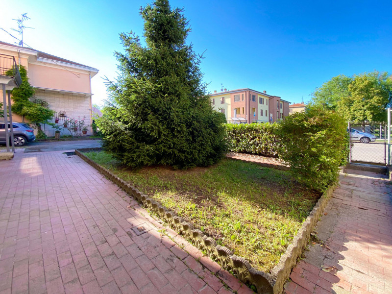 Immagine 10 di Casa indipendente in vendita  in Via Valli, 494 a Mirandola