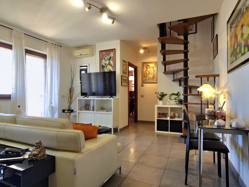 Immagine 3 di Attico in vendita  in Via Abbiategrasso, a Roma