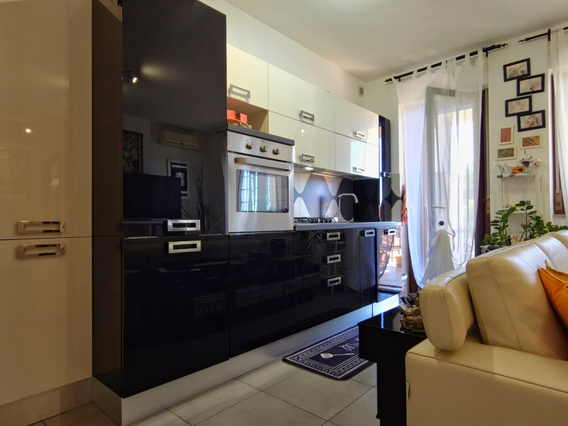 Immagine 5 di Attico in vendita  in Via Abbiategrasso, a Roma