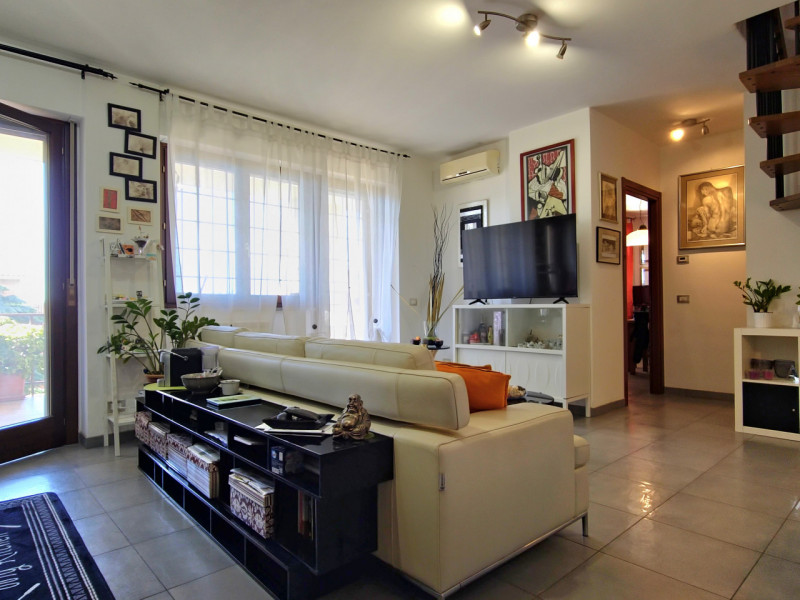 Immagine 6 di Attico in vendita  in Via Abbiategrasso, a Roma