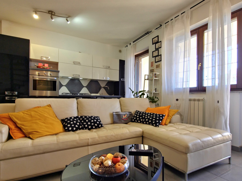 Immagine 7 di Attico in vendita  in Via Abbiategrasso, a Roma