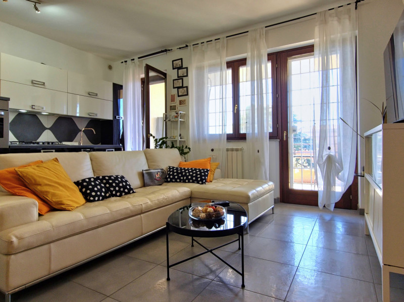 Immagine 8 di Attico in vendita  in Via Abbiategrasso, a Roma