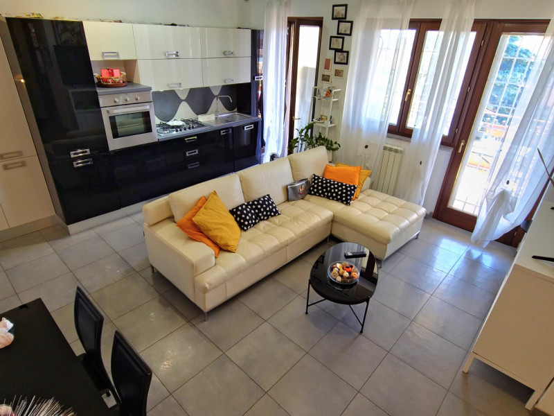 Immagine 10 di Attico in vendita  in Via Abbiategrasso, a Roma