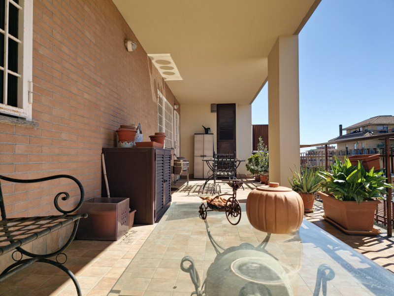 Immagine 39 di Attico in vendita  in Via Abbiategrasso, a Roma