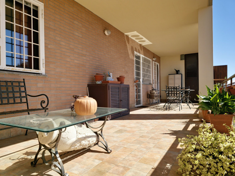 Immagine 40 di Attico in vendita  in Via Abbiategrasso, a Roma