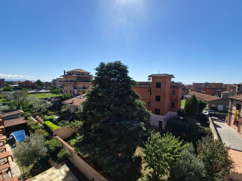 Immagine 44 di Attico in vendita  in Via Abbiategrasso, a Roma