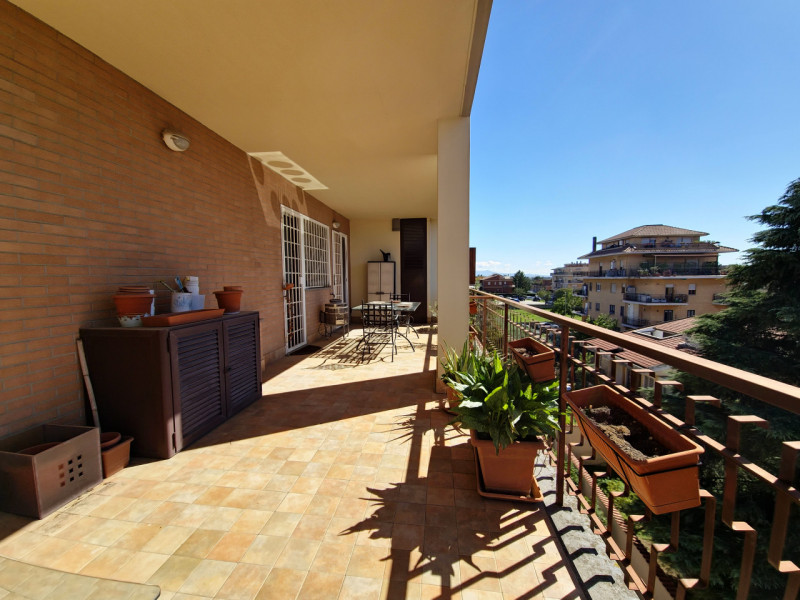 Immagine 45 di Attico in vendita  in Via Abbiategrasso, a Roma