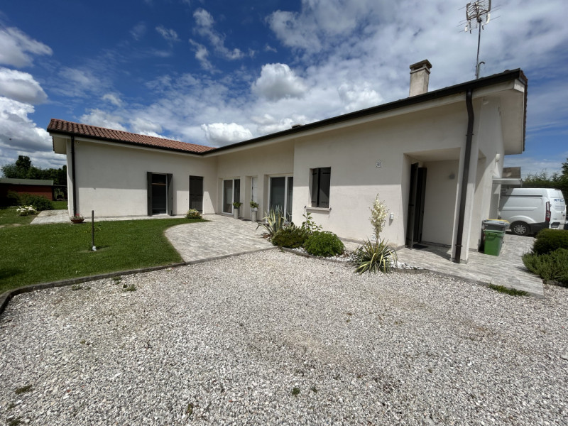 Immagine 1 di Villa in vendita  in Via Gazzo a Mestrino