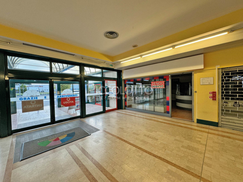 Immagine 2 di Negozio in vendita  in via Feltrina a Crocetta Del Montello