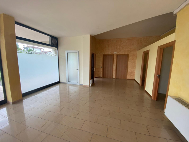 Immagine 1 di Negozio in affitto  in Via Udine a Vigodarzere