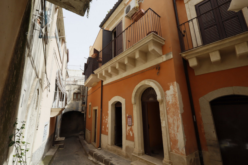 Immagine 2 di Casa indipendente in vendita  in Via Nicolosi n. 11 a Palagonia