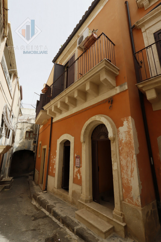 Immagine 26 di Casa indipendente in vendita  in Via Nicolosi n. 11 a Palagonia