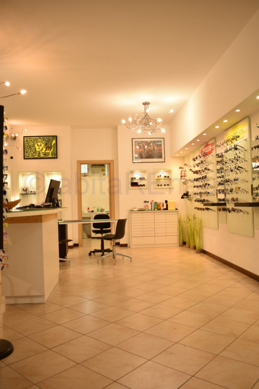 Immagine 2 di Negozio in vendita  in Via Resia a Bolzano