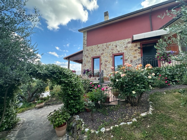Immagine 1 di Villa in vendita  in montebagnolo a Perugia