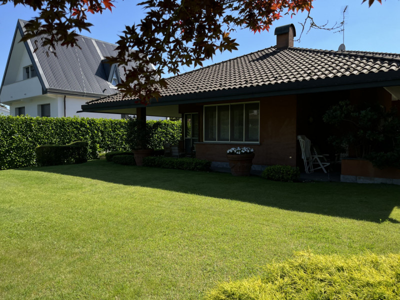 Immagine 2 di Villa in vendita  in Via Mantegna a Trezzano Sul Naviglio