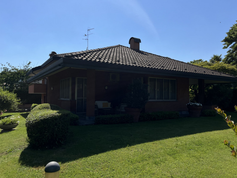 Immagine 3 di Villa in vendita  in Via Mantegna a Trezzano Sul Naviglio