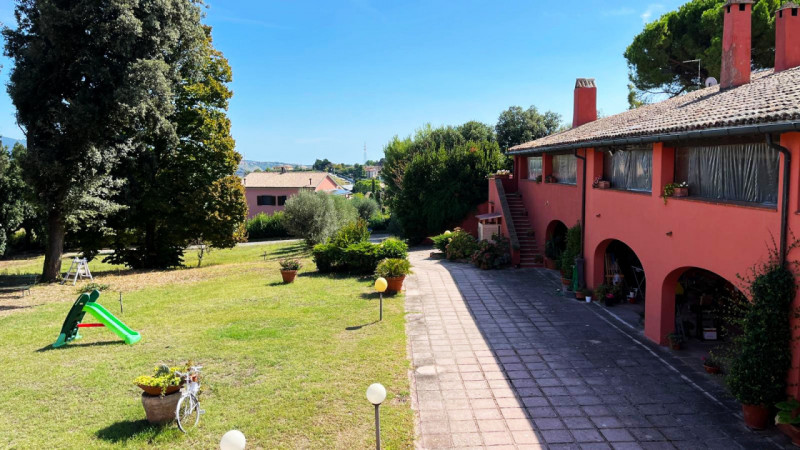 Immagine 52 di Villa in vendita  in via Montegallo a Osimo
