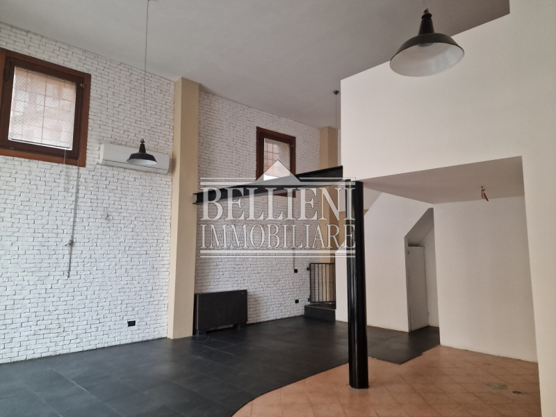 Immagine 5 di Negozio in affitto  in piazza castello a Vicenza