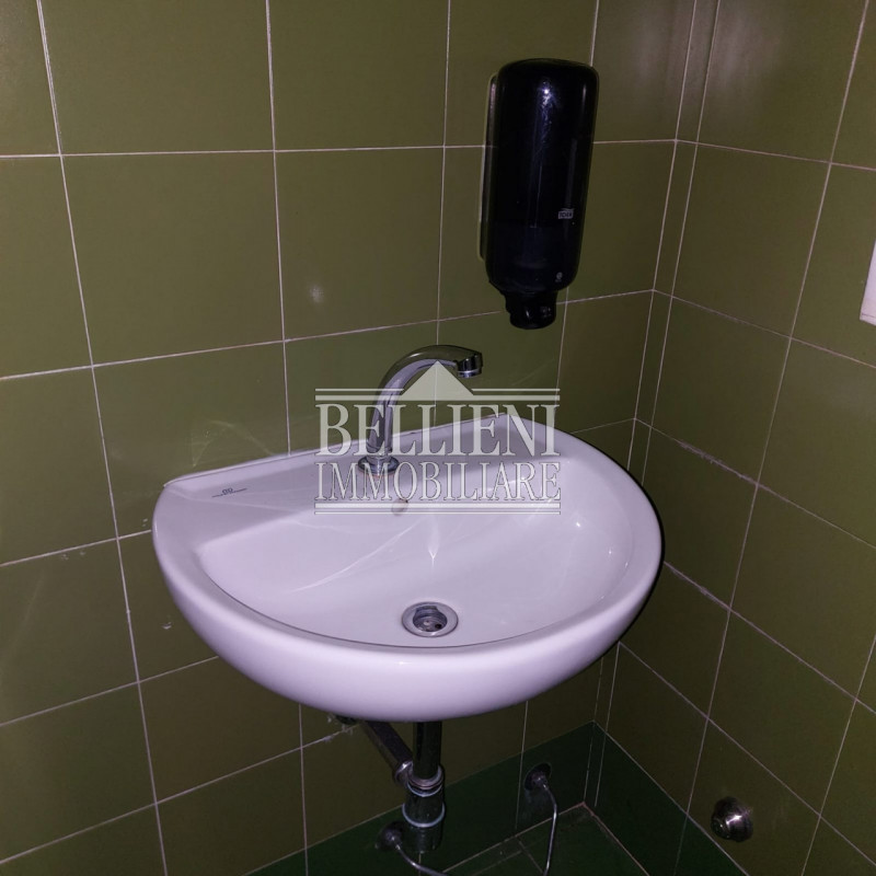 Immagine 8 di Negozio in affitto  in piazza castello a Vicenza