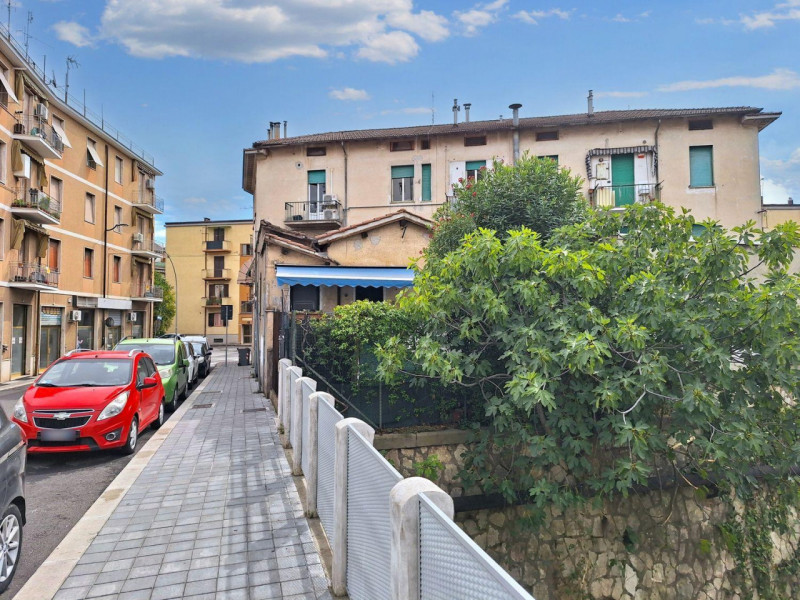 Immagine 8 di Negozio in vendita  in Viale Luigi Campofregoso, N. 250 a Terni