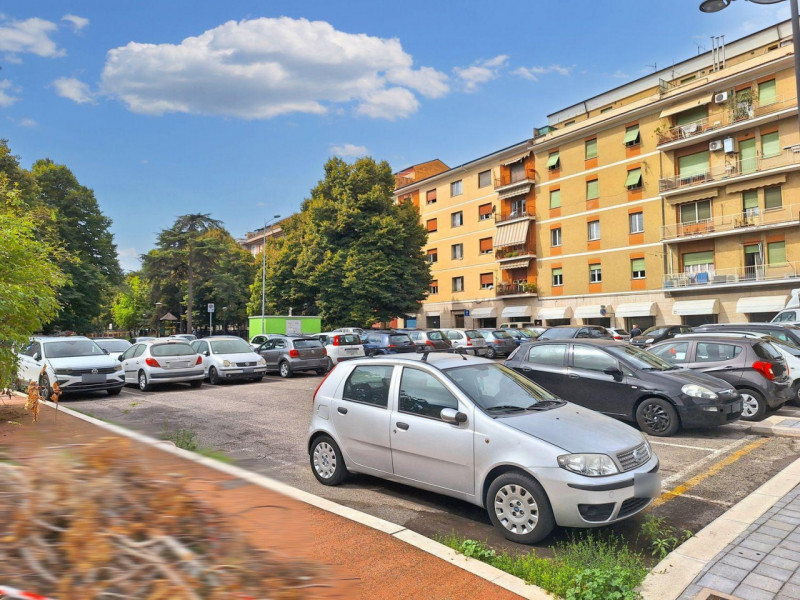 Immagine 9 di Negozio in vendita  in Viale Luigi Campofregoso, N. 250 a Terni