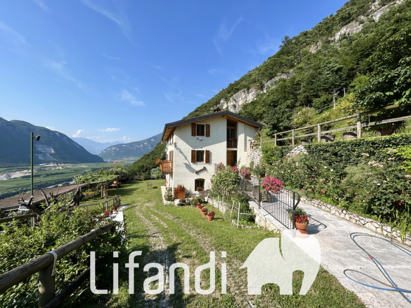 Immagine 1 di Villa in vendita  a Ala