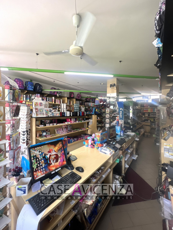 Immagine 1 di Attività commerciale in vendita  in via roma a Vicenza