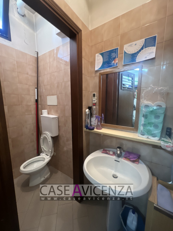 Immagine 12 di Attività commerciale in vendita  in via roma a Vicenza