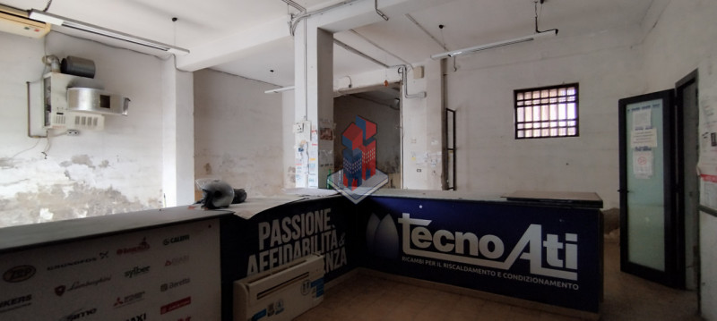 Immagine 1 di Negozio in vendita  in POGGIOREALE - VIA TRACCIA a Napoli