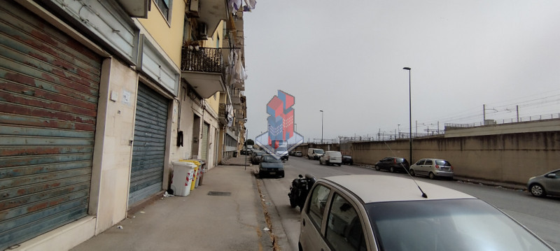 Immagine 2 di Negozio in vendita  in POGGIOREALE - VIA TRACCIA a Napoli