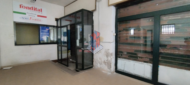 Immagine 4 di Negozio in vendita  in POGGIOREALE - VIA TRACCIA a Napoli