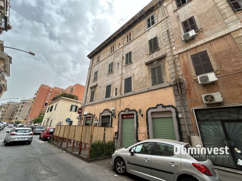 Immagine 4 di Palazzo in affitto  in Via Palli a Roma