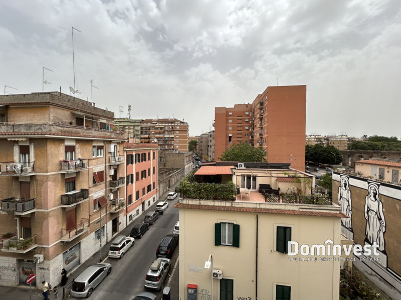 Immagine 5 di Palazzo in affitto  in Via Palli a Roma