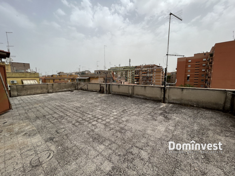 Immagine 6 di Palazzo in affitto  in Via Palli a Roma